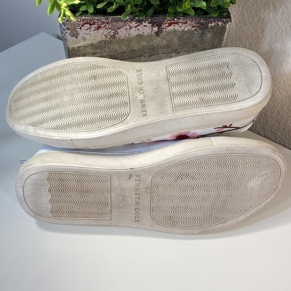 KENNETH Cole Kam Blossom Embroidered Sneaker Size 6 - Picture 9 of 14